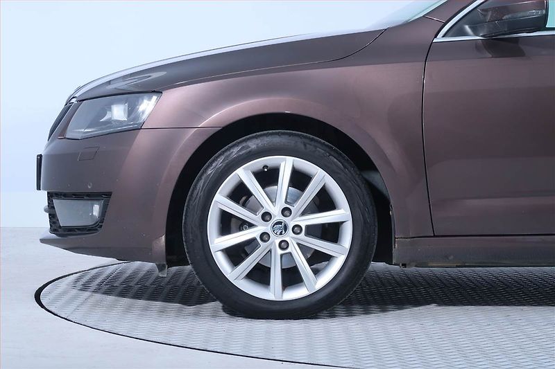 Škoda Octavia (2016) 1.6 TDI, Automat, Navi, Xenony - fotka 15 z 25