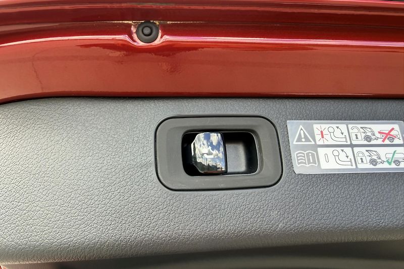Mercedes-Benz Třídy C (2024) C 300 de 4Matic EQ - fotka 35 z 100