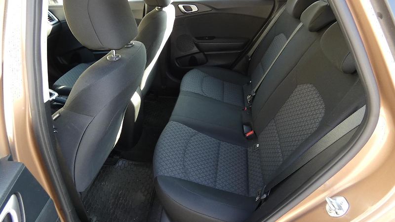 Kia Ceed 1.5 T-GDI 118kW SPIN - fotka 19 z 22