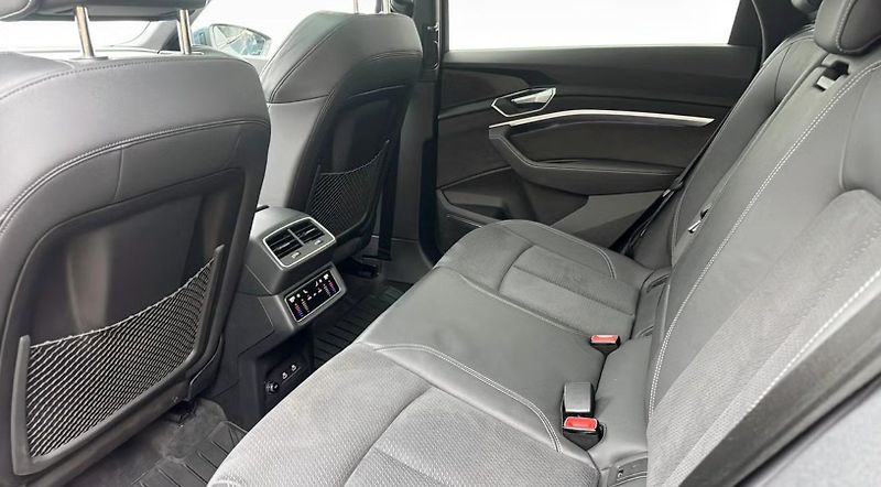 Audi Q8 e-tron 55 Q 360k Pano Tažné Matrix  - fotka 13 z 25