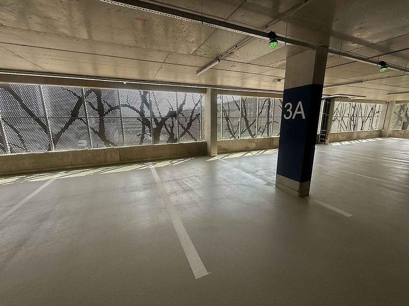 Přes šest set stání mají řidiči od úterý k dispozici v novém parkovacím domě a jeho blízkém okolí mezi brněnskými ulicemi Veveří, Bulínova a Šumavská.