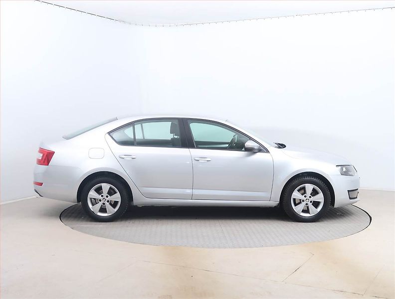 Škoda Octavia (2014) Elegance 2.0 TDI, Xenony - fotka 6 z 14
