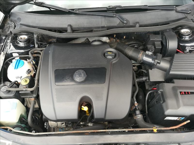 Škoda Octavia 1,6 i Tour kombi klima - fotka 13 z 14