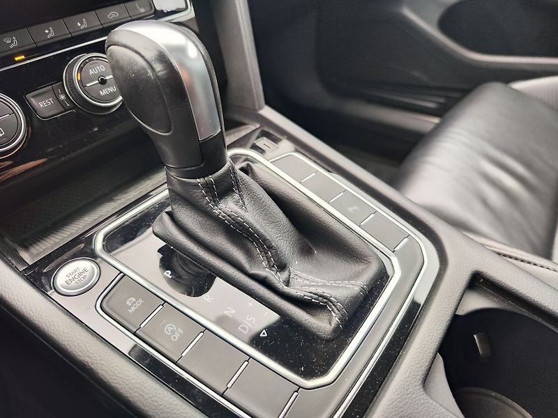 Volkswagen Passat 2.0 TDI/140kW R-Line DSG - fotka 25 z 37