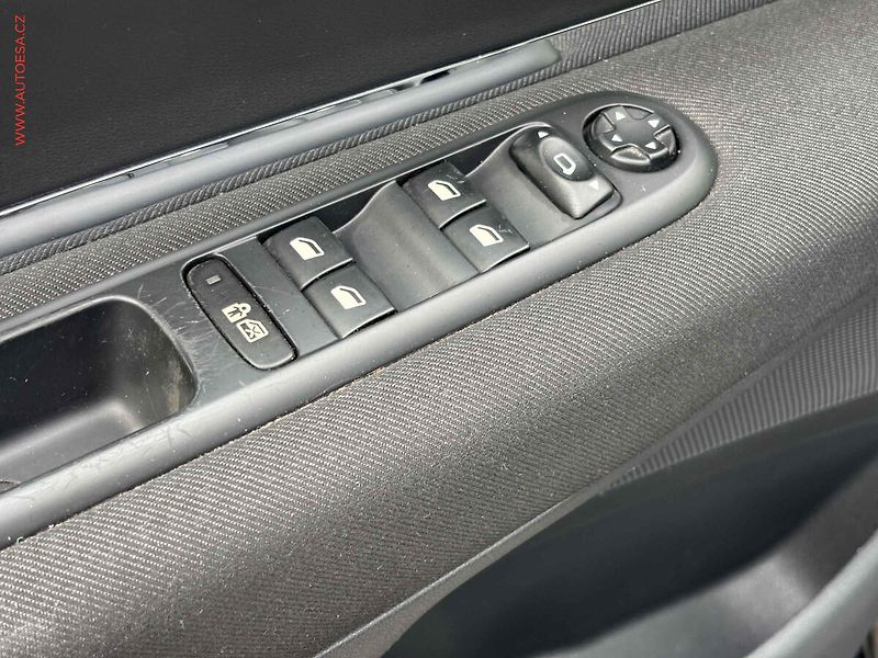 Peugeot 5008 (2011) 1.6 HDi, AC, tempo, park - fotka 11 z 16