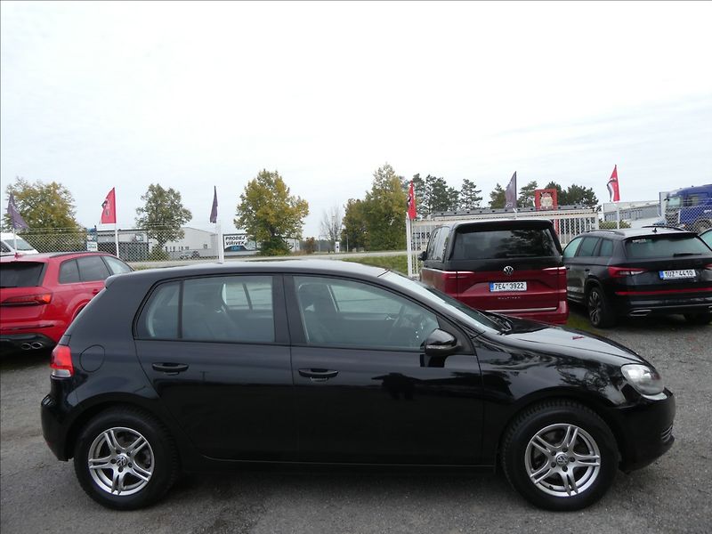 Volkswagen Golf 1,6 TDi 77kW serviska, závěs - fotka 12 z 43