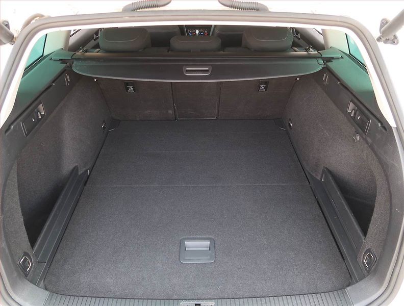 Volkswagen Passat (2021) Business 2.0 TDI, Automat - fotka 14 z 22