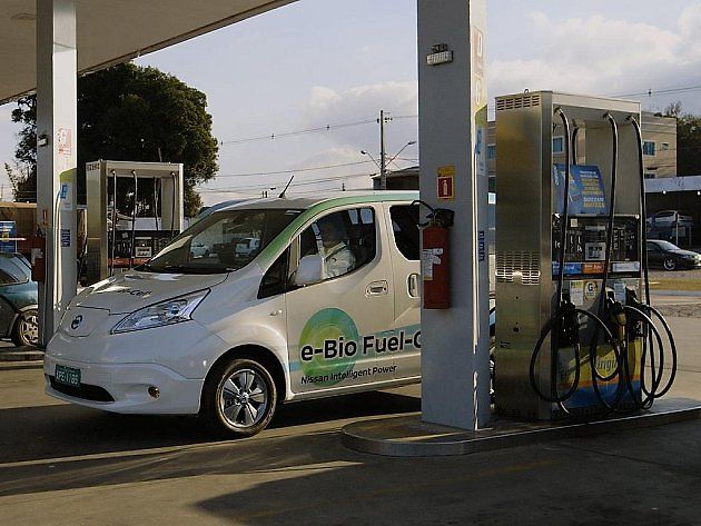 Nissan představil prototyp elektromobilu poháněného palivovým článkem na bioetanol.