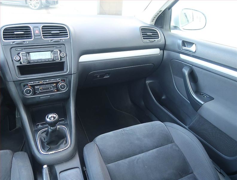Volkswagen Golf (2010) 1.6 TDI, po STK, Tažné - fotka 8 z 14