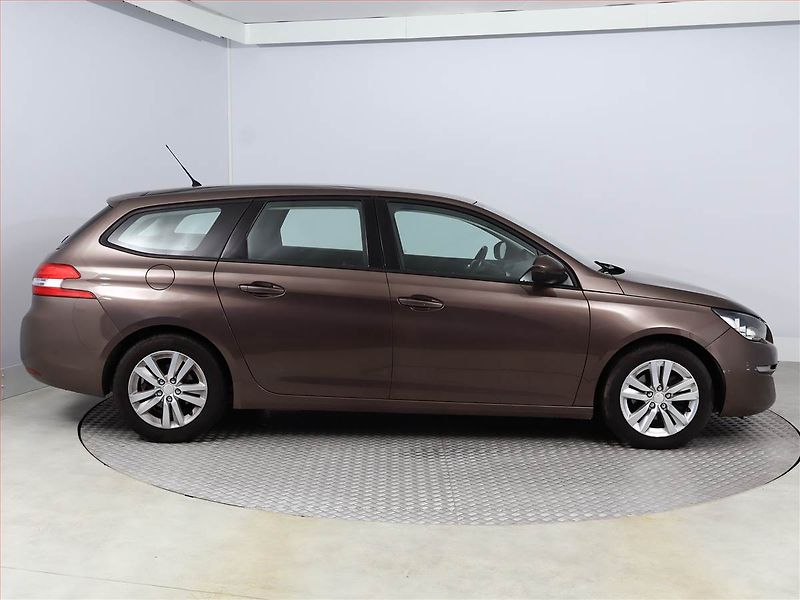 Peugeot 308 (2015) Allure 1.2 e-THP, ČR,1.maj - fotka 6 z 14
