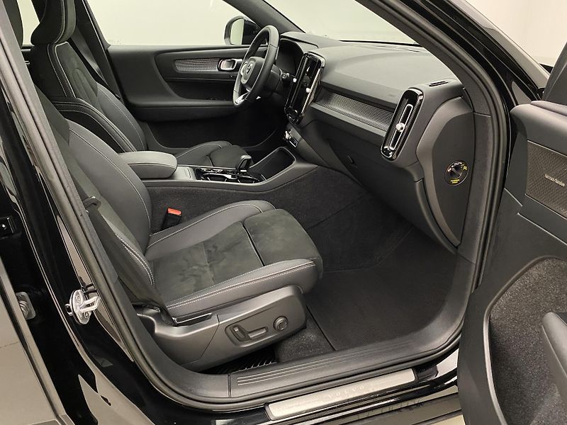 Volvo XC40 B4 AWD DARK PLUS AUT CZ - fotka 24 z 58