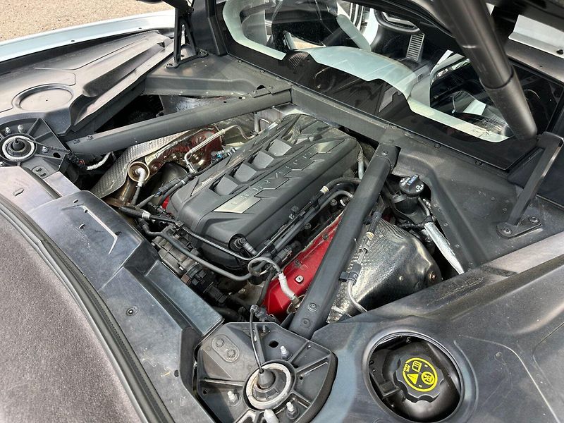 Chevrolet Corvette (2022) C8 Stingray 6.2 V8 354kW Targa - fotka 26 z 33