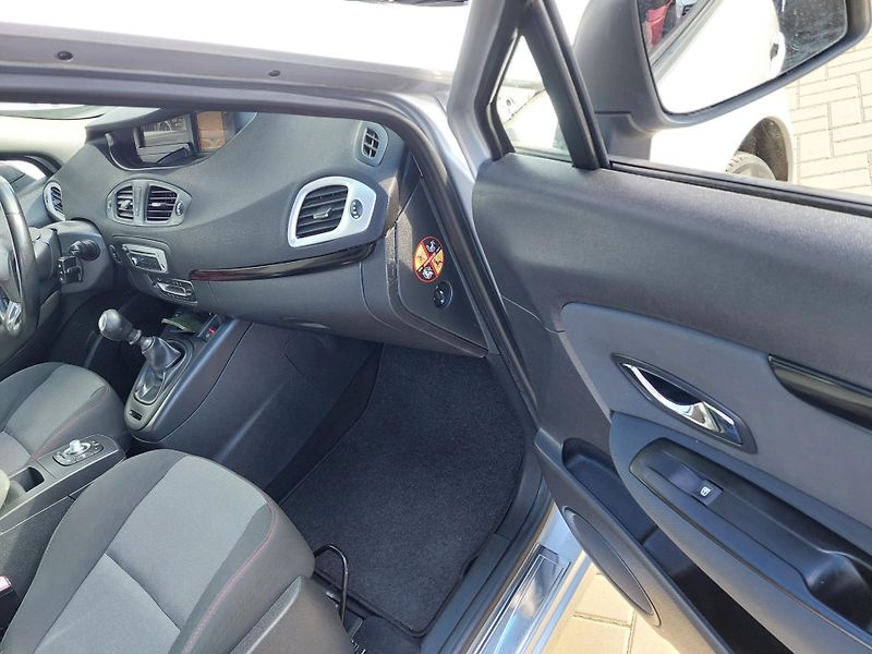Renault Grand Scénic (2013) III. Paris De Luxe TCe 130 - fotka 23 z 41