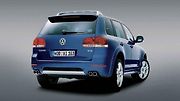 Nejdražší Touareg W12 Sport tedy dostal kromě šestilitrového dvanáctiválce o výkonu 450 koní (331 kW) a točivém momentu 600 Nm rovněž i dvacetipalcová litá kola, upravené nárazníky, tmavá skla, širší lemy blatníků a čtyři chromované koncovky výfuku.