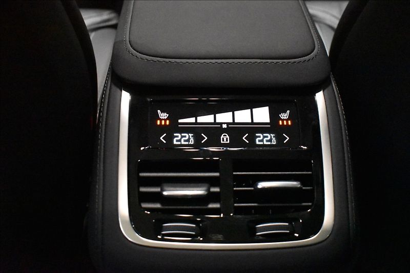 Volvo XC90 (2026) 2,0 T8  Plus Dark - fotka 30 z 35
