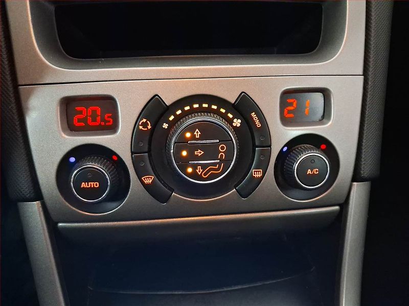 Peugeot 308 (2010) 1.6 HDi, po STK, Tažné - fotka 18 z 20