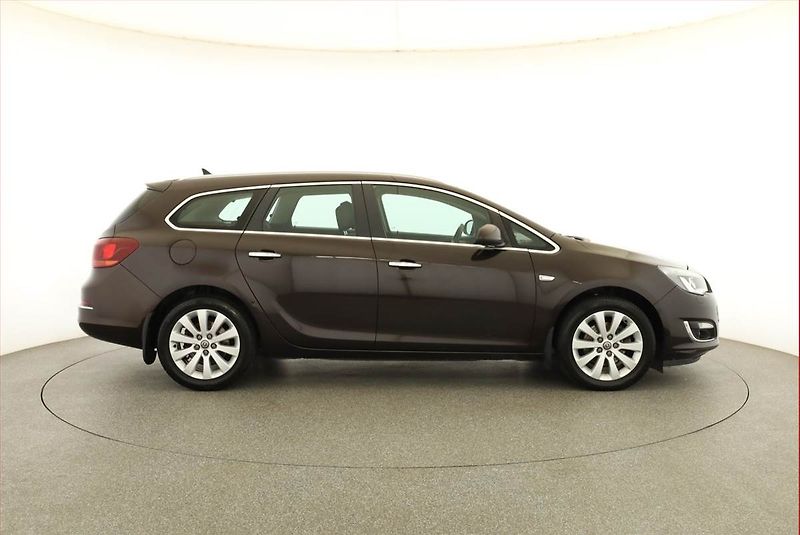 Opel Astra (2013) 2.0 CDTI, Xenony, Tempomat - fotka 6 z 15
