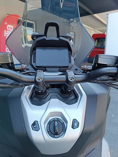 Aprilia (2026) SR GT 400 Boulder Grey - fotka 11 z 11