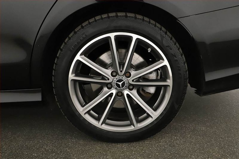 Mercedes-Benz Třídy E (2021) AMG Paket E 300 e 4MATIC - fotka 12 z 31
