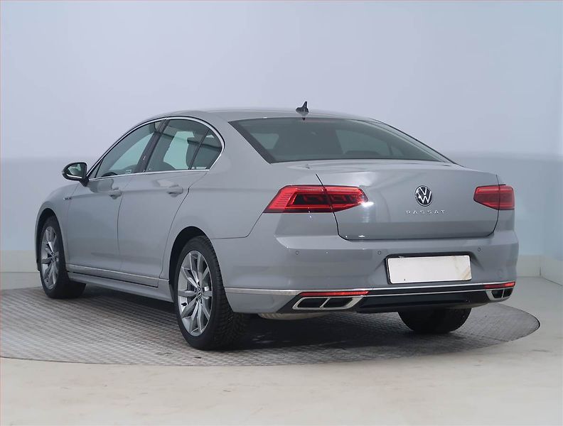 Volkswagen Passat (2022) R-Line 2.0 TSI - fotka 4 z 23