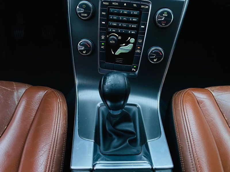 Volvo S60 2.0D 120KW 5VÁLEC VÝHŘEV SENZO - fotka 38 z 44