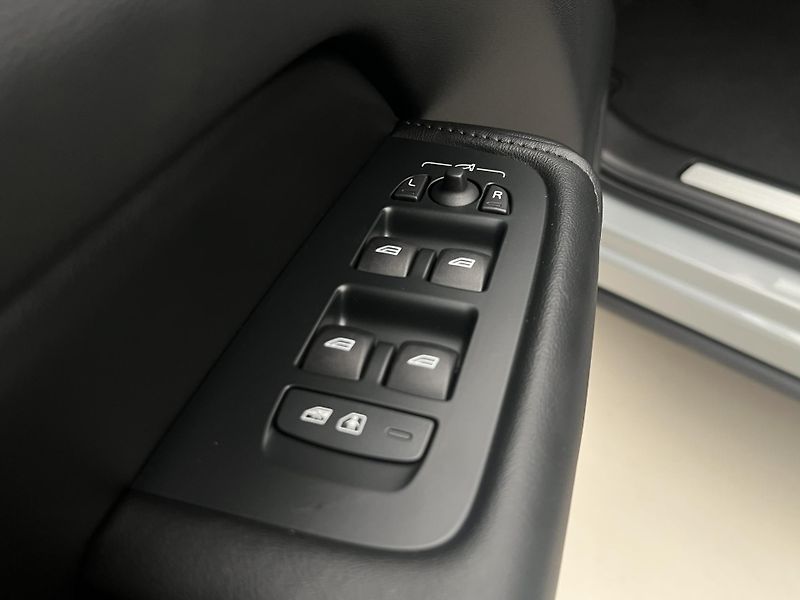 Volvo XC60 T8 AWD ULTRA DARK AUT CZ - fotka 46 z 47