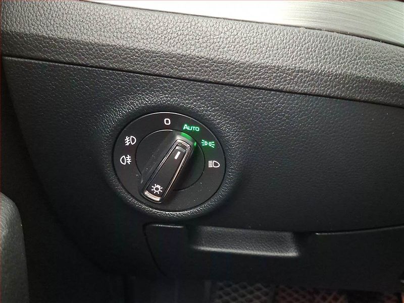 Škoda Superb (2018) 1.6 TDI, Kůže, Navi, Tempomat - fotka 19 z 21