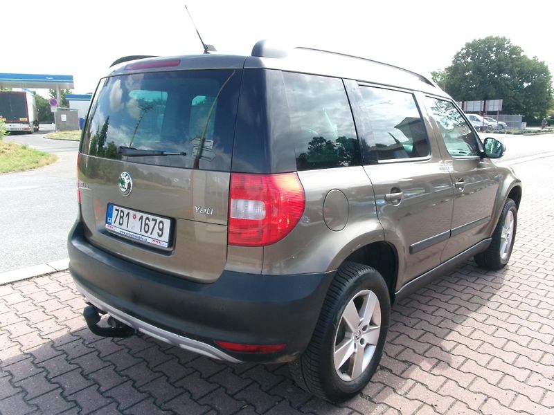 Škoda Yeti (2010) 2,0TDI 4x4 AC BT TEMP VÝHŘEV - fotka 7 z 29