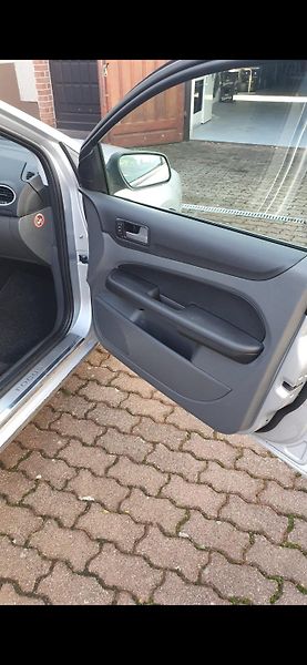 Ford Focus 1.6i 74KW 2005 - fotka 9 z 10