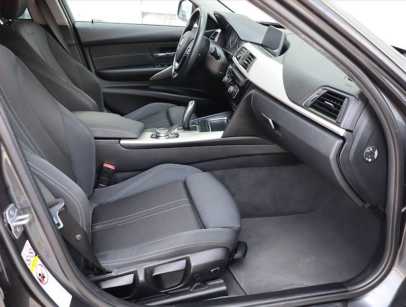BMW Řada 3 (2019) 318 d, Automat, Serv.kniha - fotka 9 z 19
