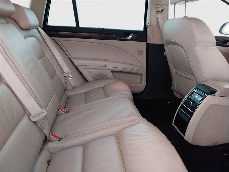 Škoda Superb (2011) Elegance 2.0 TDI, 4X4 - fotka 10 z 21