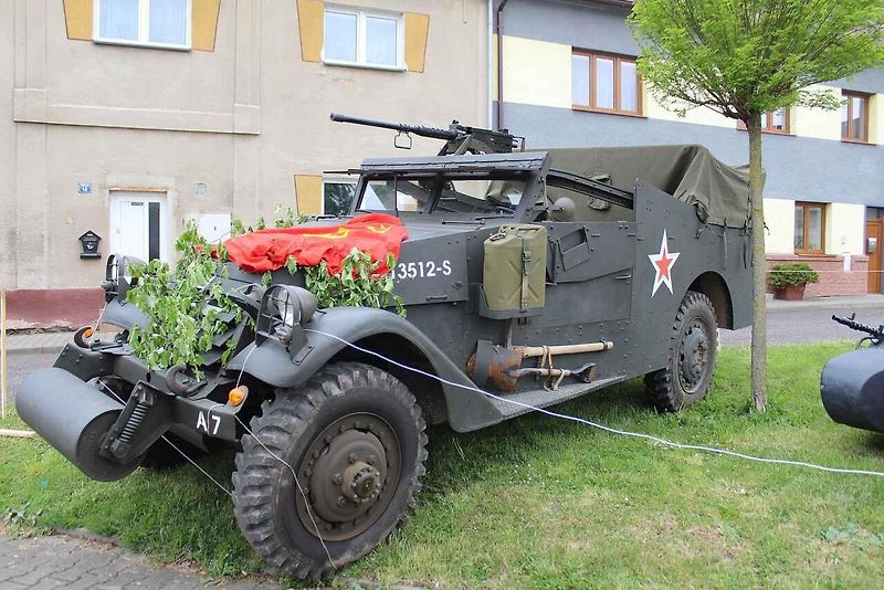 Nádherně zrenovovaný vojenský automobil Volkswagen type 82E, pro který cesta na akci do Radonic u Kadaně byla vůbec prvním dálkovým výjezdem.