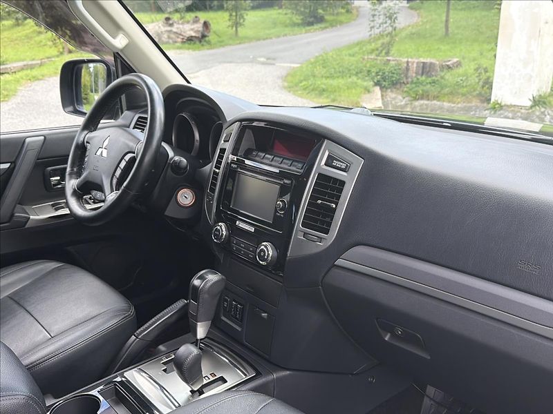 Mitsubishi Pajero 3,2 DI-D ČR SERVIS NT - fotka 20 z 30