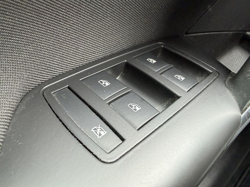Opel Insignia 1.6 SIDI XENON NAVIGACE TAŽNÉ - fotka 15 z 48