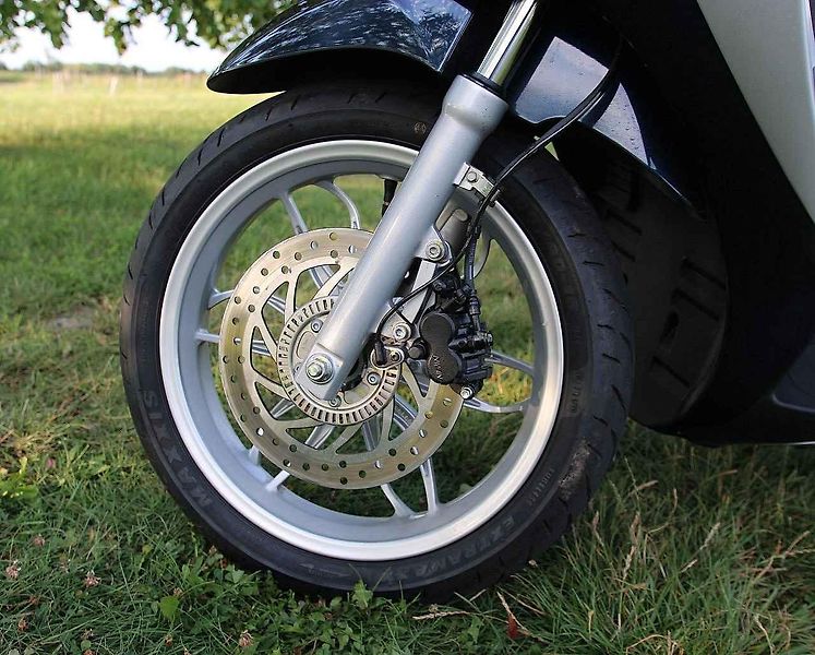 Piaggio MP3 500ie Sport LT (vlevo) a Piaggio Medley 125ie.