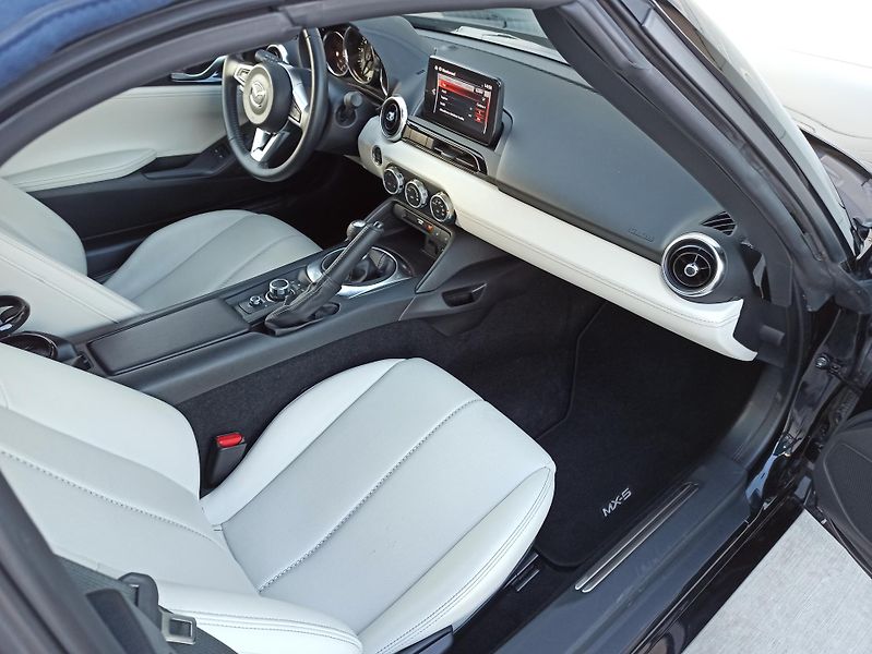 Mazda MX-5 2.0L 135kW SKYACTIV-G ČR 1.MAJ - fotka 18 z 29