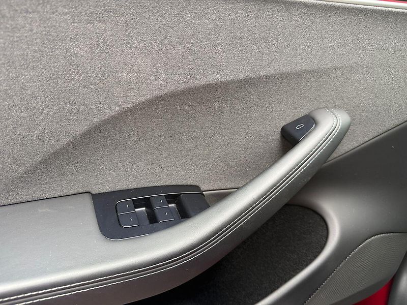 Tesla Model 3 Standart Range Premium - fotka 32 z 37