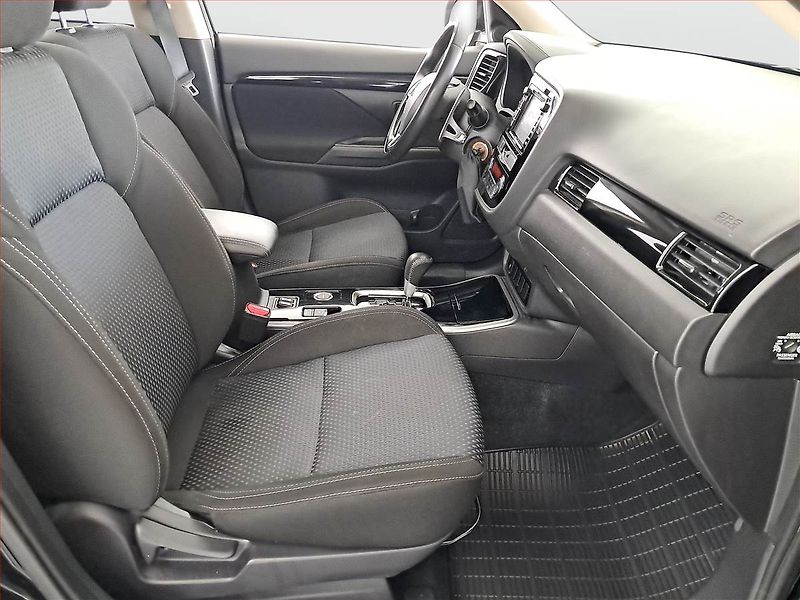 Mitsubishi Outlander (2019) 2.0, 4X4, Automat, ČR,1.maj - fotka 9 z 21