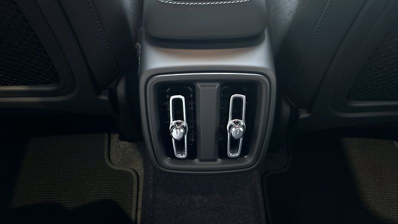 Volvo XC40 (2025) ULTRA DARK, B4 FWD, 145+10 kW - fotka 11 z 11