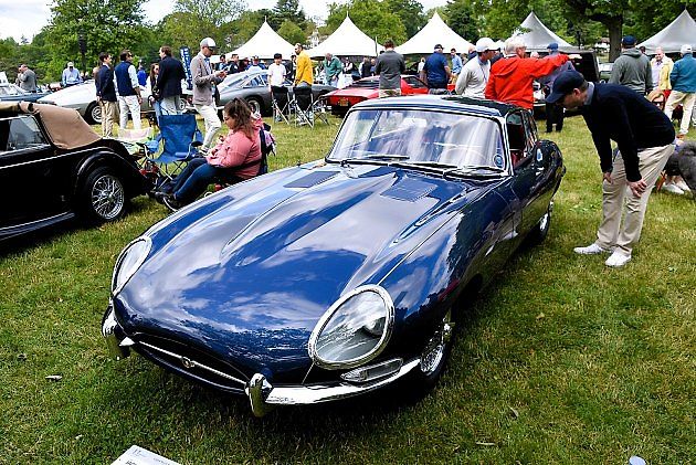 Verze Series I Coupé dobře ukazuje proporce, díky kterým se E-Type stal designovou legendou. Nízká karoserie, dlouhá příď a plynule klesající střecha pomáhají vysvětlit, proč se tento model dodnes vrací na vrchol automobilových žebříčků., zdroj: Charles from Port Chester/Wikimedia CC 2.0