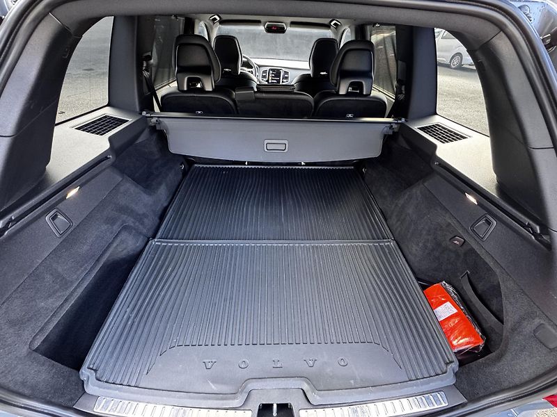 Volvo XC90 B5 AWD(nafta) R-DESIGN+ kola  - fotka 21 z 39