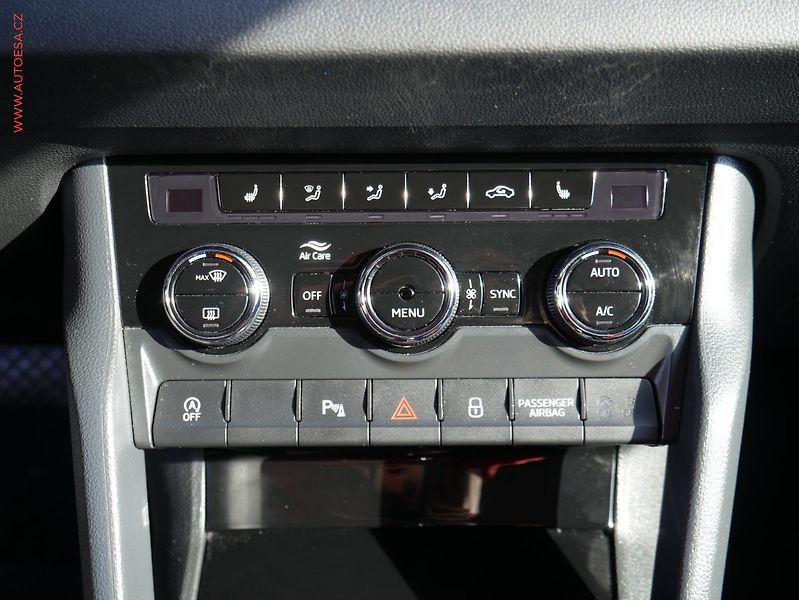 Škoda Karoq (2019) 1.6 TDi, Soleil, DSG, LED, - fotka 17 z 21