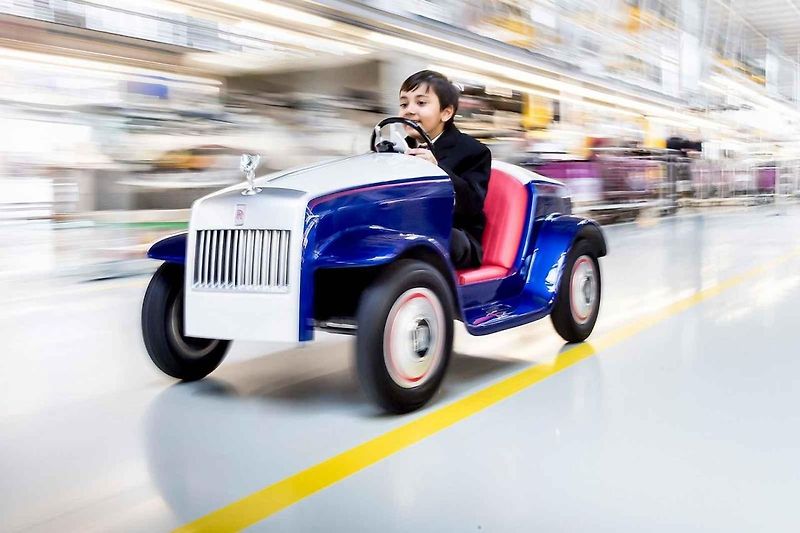 Autíček pro děti je dnes nepřeberné množství. Co třeba Tesla Model S?