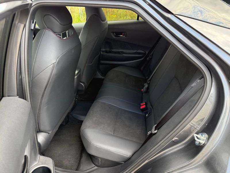 Toyota C-HR 2,0 PHEV E-CVT GR Sport - fotka 24 z 30