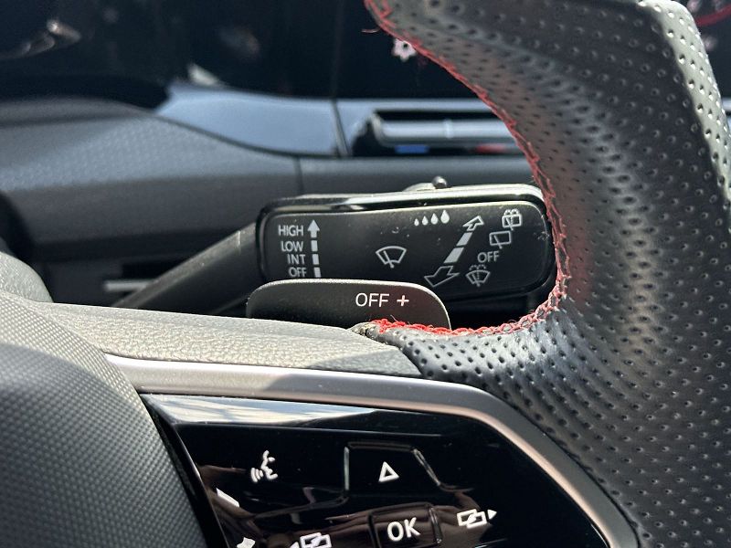 Volkswagen Golf (2023) 2.0 TSI DSG GTI - fotka 15 z 32