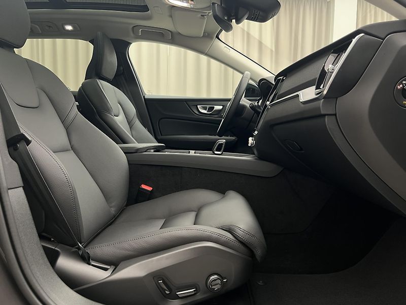 Volvo V60 B4 DARK PLUS AUT - fotka 19 z 45