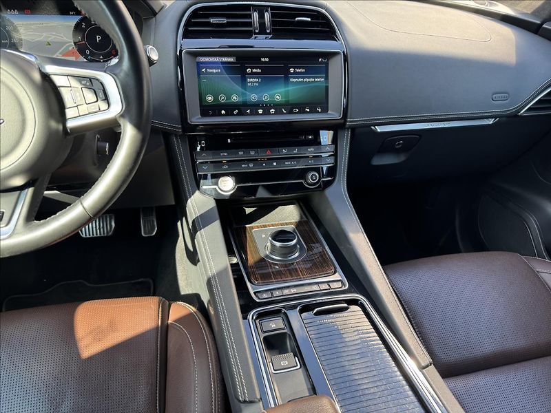 Jaguar F-Pace 3,0 30d V6 AWD S AT DPH - fotka 18 z 33