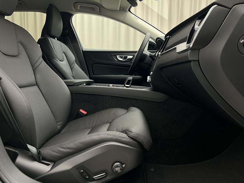 Volvo V60 (2026) B4 PLUS DARK AUT - fotka 25 z 44