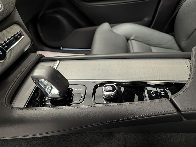Volvo XC90 T8 Plus Dark Recharge AWD - fotka 26 z 39