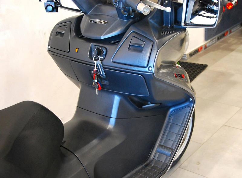 Suzuki Burgman 650 Executive (2007) - fotka 8 z 21